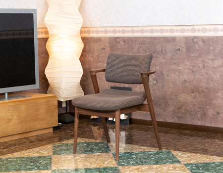 背と座が心地よいセミアームチェア 飛騨の家具3種比較 飛騨産業：SEOTO