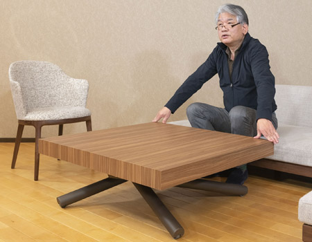 この多様性のあるソファに対して、LEVANTE(レバンテ)リフトテーブルもしっかり対応することができます。
LAZY(レイジー)デニッシュソファの座面高は300mmで、LEVANTE(レバンテ)リフトテーブルを一番低くした高さが360mm。
ソファ前のセンターテーブルの高さです。